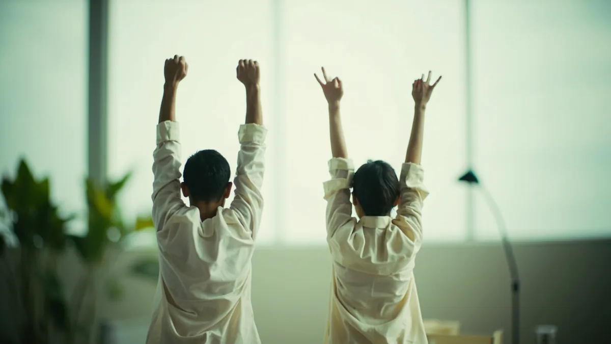 Colleagues stretch and relax after a period of work, illustrating “take a break” in Chinese: 休息一下吧 (xiūxi yīxià ba)