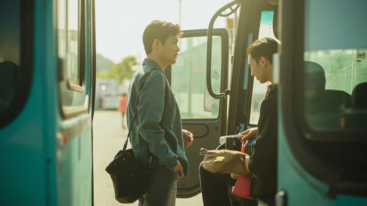 A traveler confirms the departure time with a bus driver, illustrating “what time does it leave” in Chinese: 几点出发？ (jǐ diǎn chūfā?)